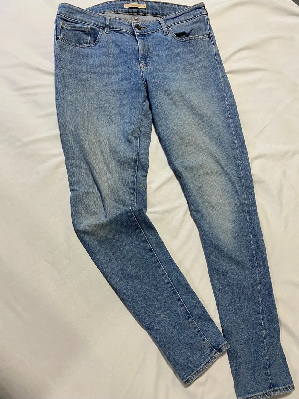 711 Levi’s Women's Medium Blue Skinny Jeans